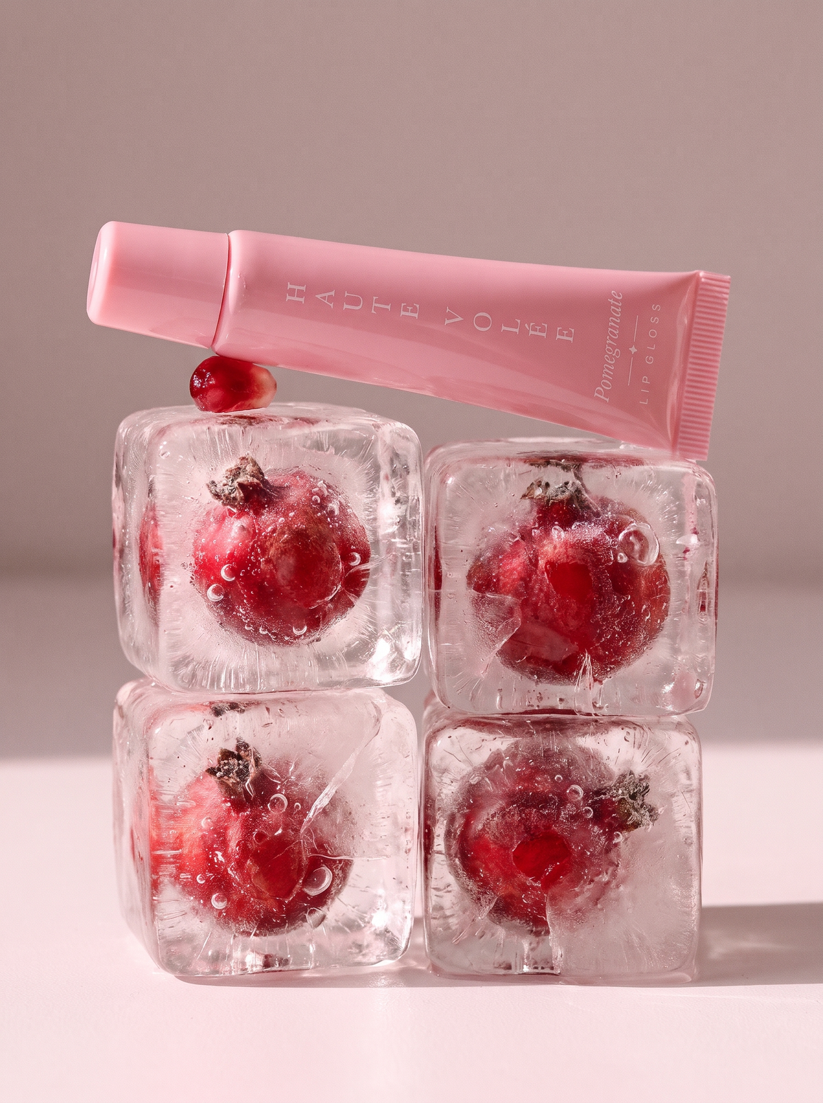 Lip Gloss Pomegranate: Tube auf Eiswürfeln mit Rosenblüten (KI-generiertes Bild)